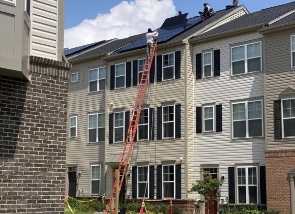 Solar-Workers-On-Townhouse-Maryland-
